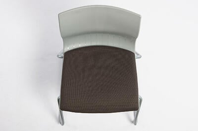 Stapelbare sitzgepolsterte Kunststoffstühle